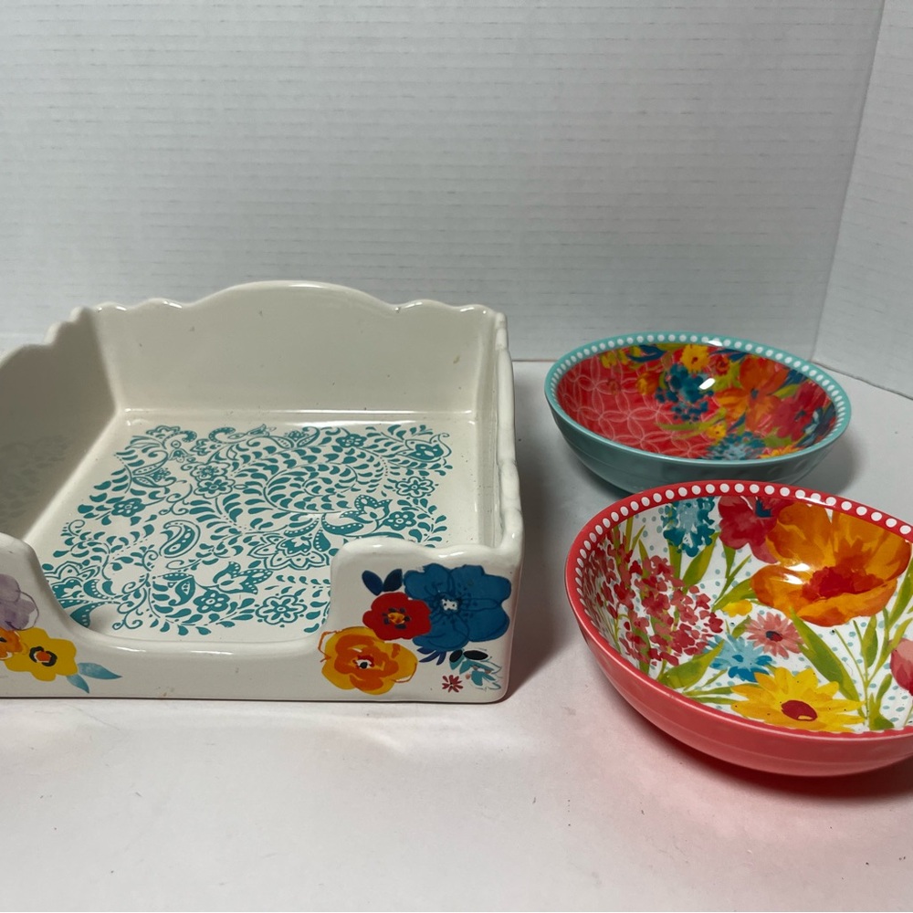 The Pioneer Woman Ceramic Napkin Holder and
Condiment Bowls